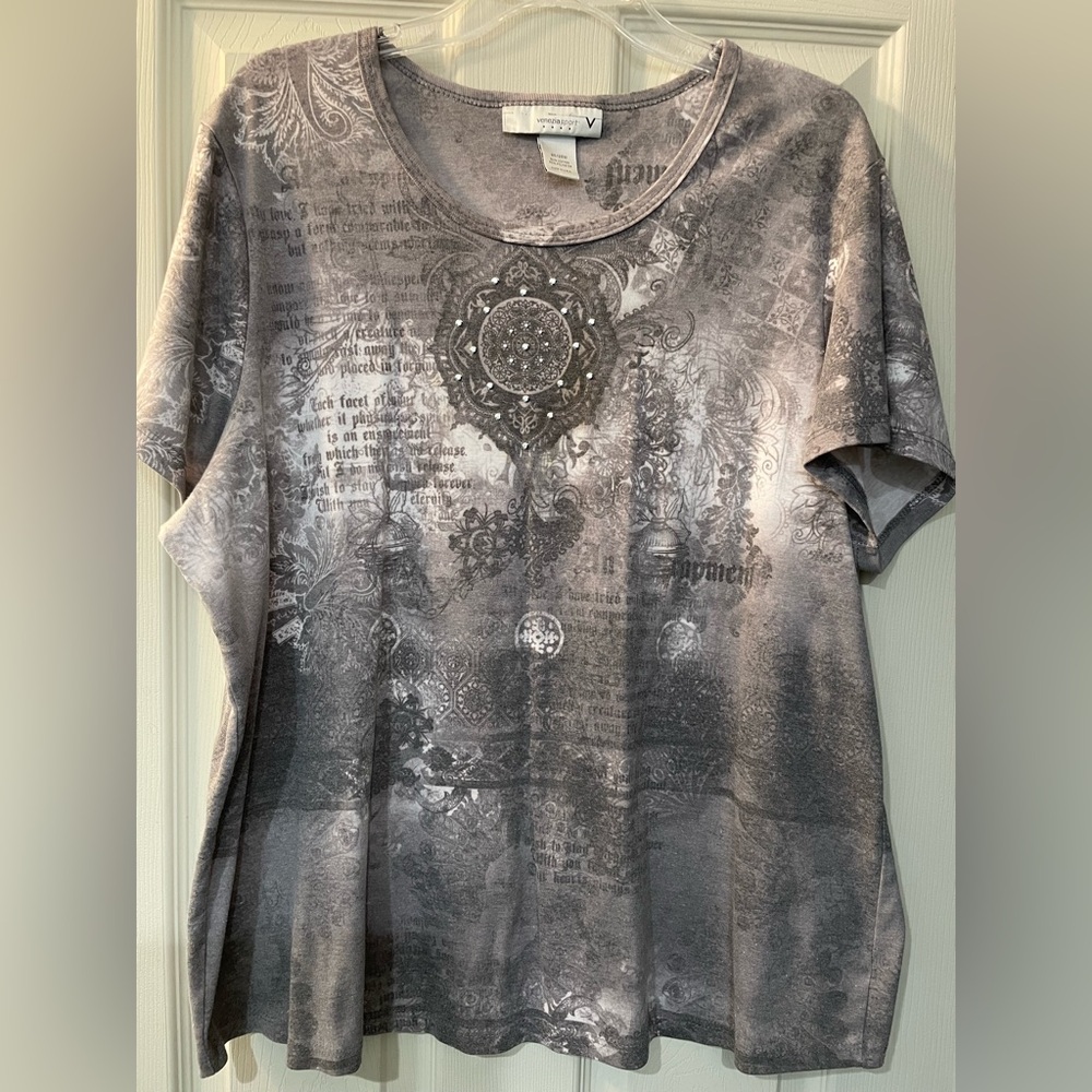 Elegant Gray Graphic Tee size 26/28
